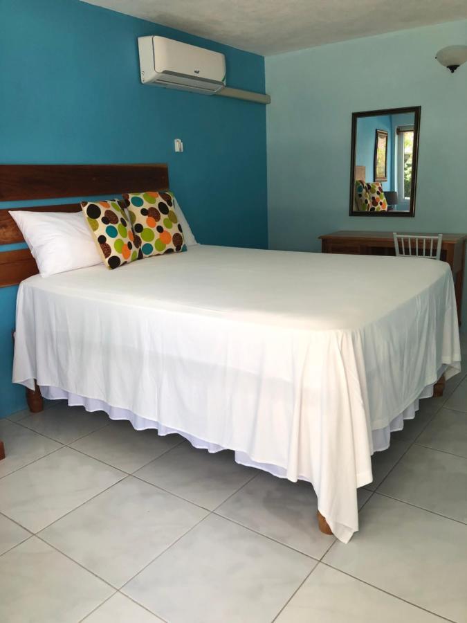 Airport Beach Hotel Бухта Монтего Экстерьер фото