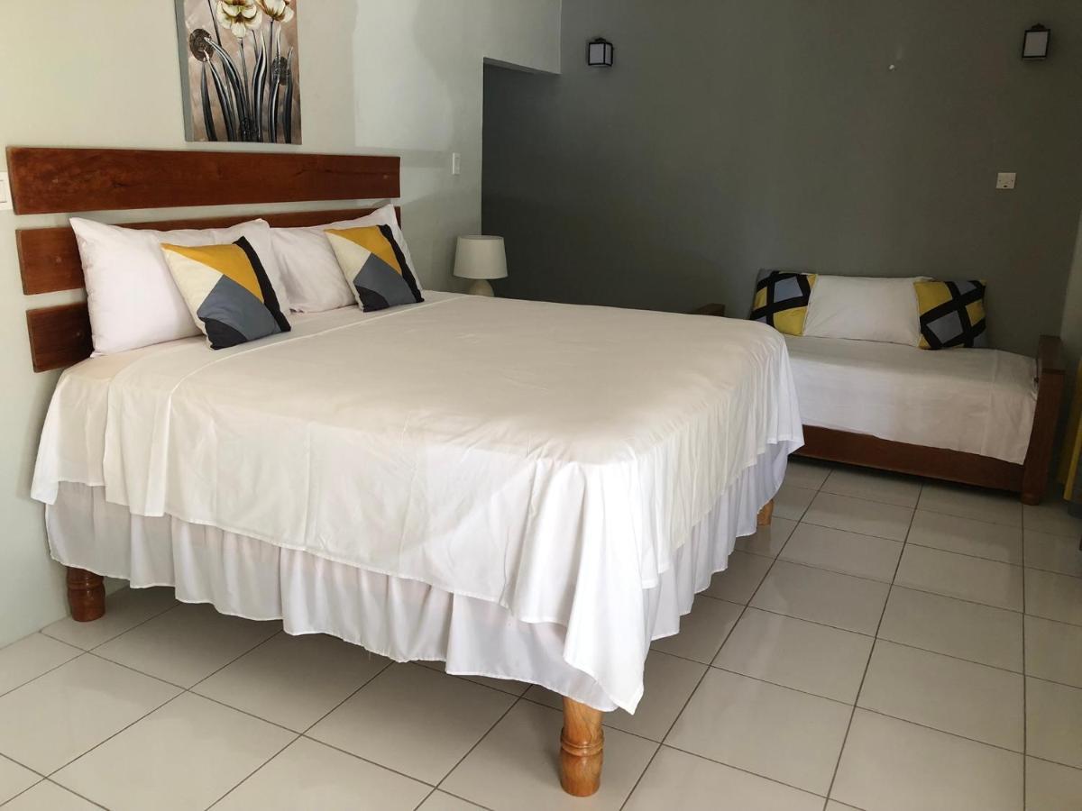 Airport Beach Hotel Бухта Монтего Экстерьер фото